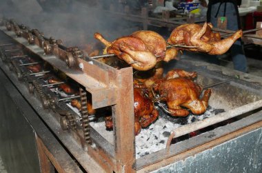 Canlı kömürler üzerinde tavuk kavurma Filipinler ve Güneydoğu Asya'nın diğer bölgelerinde çok popüler