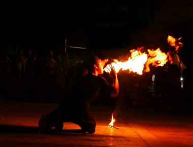 Saipan, Kuzey Mariana Adaları- Ekim 2016'da Garapan, Saipan'daki Balıkçı Üssü'nde perşembe günleri düzenli bir sokak pazarında seyirci kalabalığı eğlendirmek için ateş püskürten bir sanatçı.