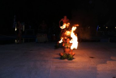 Saipan, Northern Mariana Islands--Yangın dansçıları Ekim 2016'da kutuplarda canlı ateş lekşiyor bir otelde konukları eğlendiriyor.