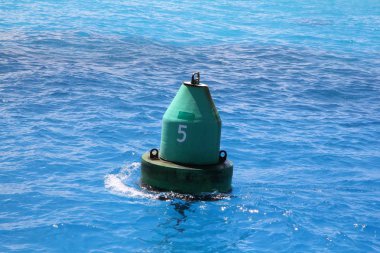 Derin deniz alanı nın teknecileri uyarmak için okyanusta yüzen yeşil buket