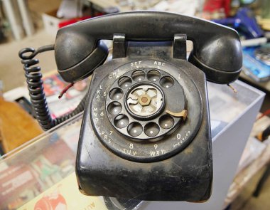 Eski siyah kirli antika döner tarzı telefon