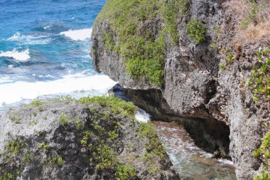 Yüksek gelgit te bir muhafaza içine akan su ile doğal uçurumlar ve kaya oluşumları