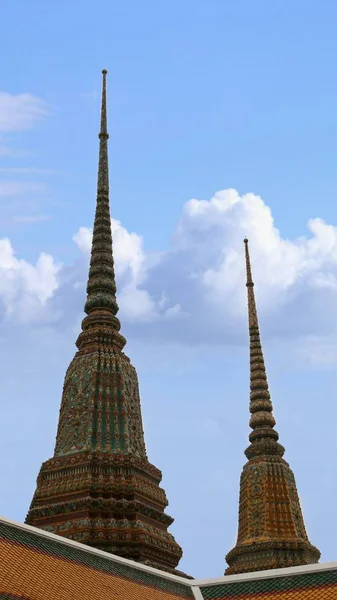 Dois Pagodes Nos Templos Bangkok Tailândia — Fotografia de Stock