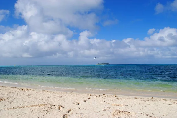 微型海滩在加拉潘 塞班岛 其柔软的白色沙滩 原始的蓝色水域和马纳加哈岛的距离 — 图库照片