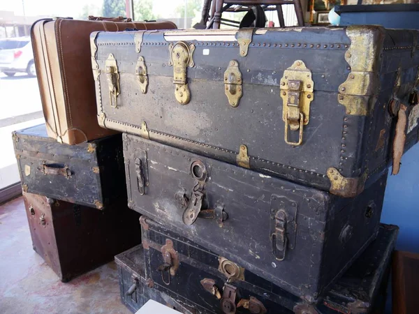 Pila Cofres Maletas Madera Vintage Con Cerraduras Oxidadas — Foto de Stock