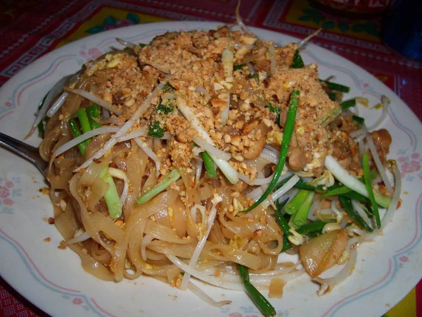 Delicioso Prato Padthai Servido Uma Placa Flor Redonda Com Amendoins — Fotografia de Stock