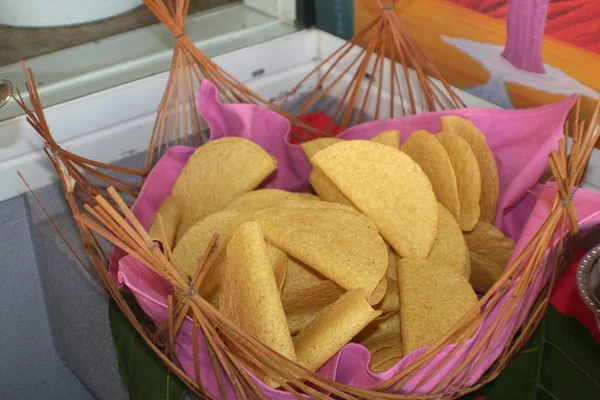 Chips Crujientes Servidos Una Canasta Mimbre Con Tela Rosa —  Fotos de Stock