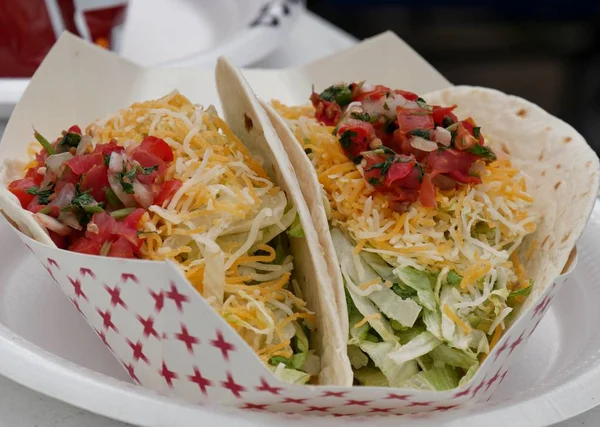 Bir kart kart kutusunda pide ile servis peynir ve domates ile Tavuk taco