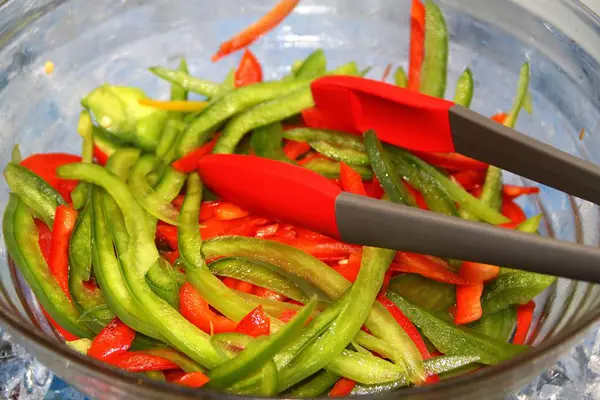 Tigela Vidro Com Fatias Pimenta Verde Vermelha Com Pinças Vermelhas — Fotografia de Stock