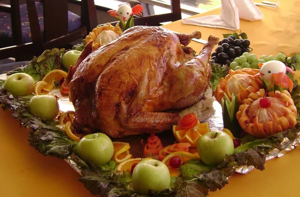 Whole Roasted Turkey Served Bed Lettuce Leaves Ripe Pomelos Green — 스톡 사진