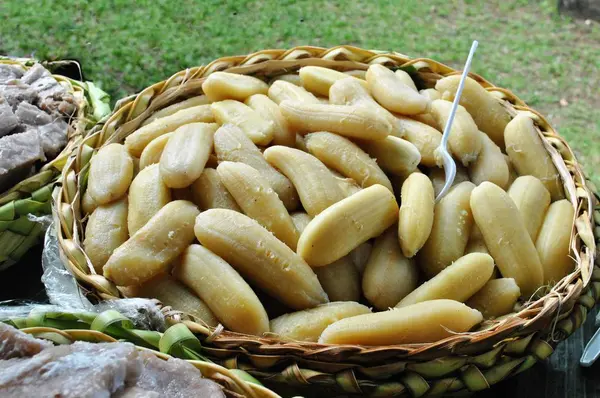 Banane Saba Mature Bollite Servite Sbucciate Grande Cestino Tessuto Nativo — Foto Stock