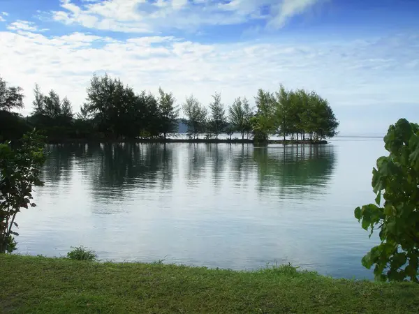热带海滩海湾的海湾水的宁静沿海地区 — 图库照片