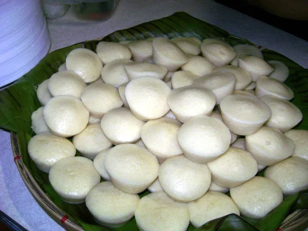 プートプチ またはバナナの葉を入れたネイティブトレイで提供される蒸し餅 — ストック写真