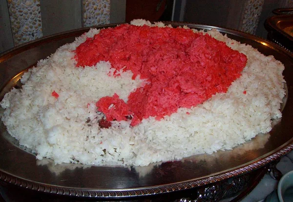 Buharda Beyaz Kırmızı Pirinç Büyük Bir Metal Tabakta Servis — Stok fotoğraf
