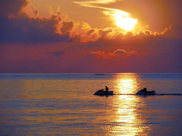 Ein Jetskiläufer Vor Einer Feurigen Untergehenden Sonne Die Sich Meer — Stockfoto