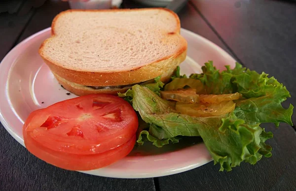 Sandwich Pollo Con Tomates Lechuga Pepino —  Fotos de Stock