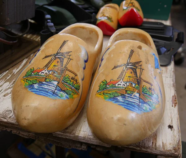 Norman, Oklahoma--Nisan 2017: Bit pazarında eski bir hırpalanmış ahşap masanın üstünde bir çift Hollanda vintage ahşap takunya.