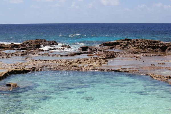 Coraux Magnifiquement Disposés Divisant Océan Ouvert Trou Baignade Dans Une — Photo