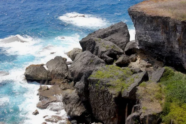 Acantilados Profundos Enormes Losas Piedras Que Bordean Una Hermosa Costa — Foto de Stock