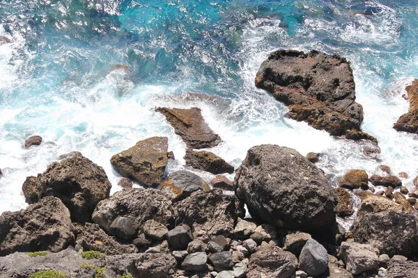 Vagues Moussantes Qui Roulent Autour Des Rochers Sur Une Plage — Photo