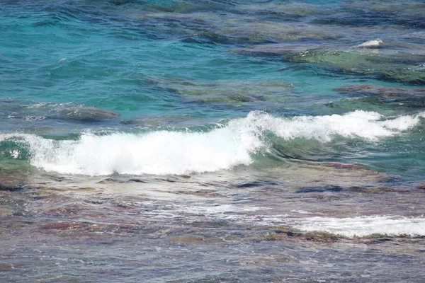 Olas Espumosas Rodan Suavemente Través Rocas Corales Sobre Aguas Cristalinas —  Fotos de Stock