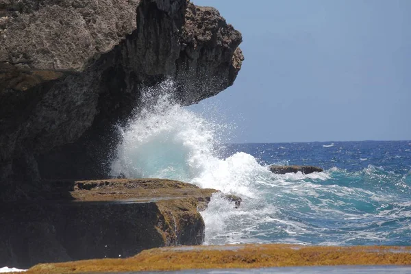 Formation Rocheuse Pittoresque Avec Énormes Vagues Moussantes Éclaboussant Contre Elle — Photo