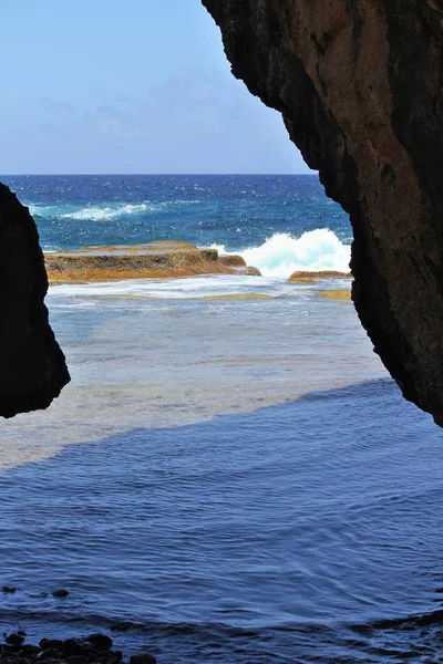 Calme Plage Vierge Avec Des Eaux Claires Protégé Par Une — Photo