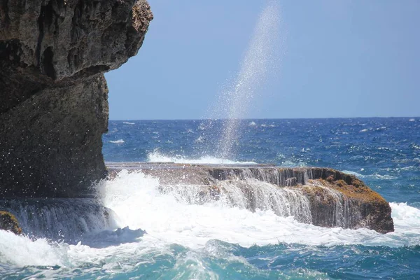 Tropikal Bir Adada Kayalarda Bir Darbe Deliğinden Fışkırıyor — Stok fotoğraf