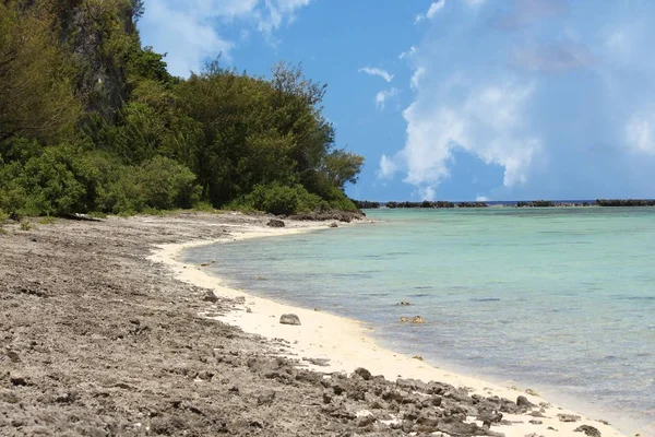 Пляж Острыми Кораллами Береговых Линиях Кристально Чистой Водой Голубыми Облаками — стоковое фото