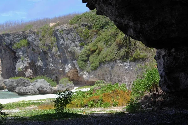 Scharfe Klippen Und Mit Vegetation Bedeckte Höhlenformationen Grenzen Einen Versteckten — Stockfoto