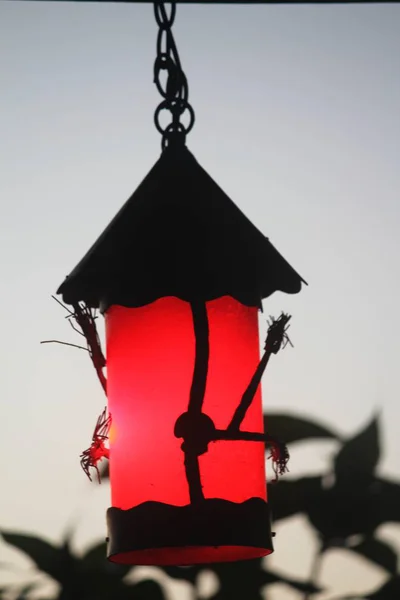 Rode Buitenlamp Opknoping Buiten Een Tuin — Stockfoto