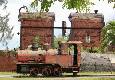 Songsong köyünde yol kenarındaki şeker kamışı taşımak için kullanılan eski bir tren kalıntıları, Rota. 