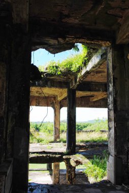 Dünya Savaşı sırasında bombalanan eski bir binanın kalıntıları 11 Tinian, Kuzey Mariana Adaları