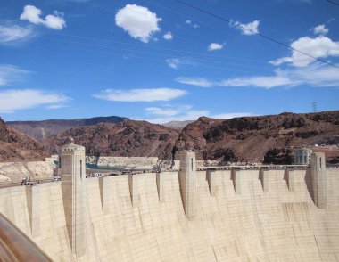 Hooverdam, Nevada -- Ziyaretçiler Ağustos 2015'te sıcak bir yaz gününde Arizona ve Nevada sınırındaki Hoover Barajı köprüsü nün üzerinde dolaşıyor.