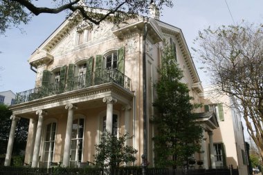 New Orleans, Louisiana tarihi Charles Avenue boyunca sömürge evlerinden biri.