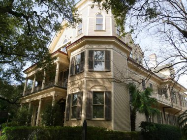 New Orleansmedium Sömürge evi New Orleans, Louisiana tarihi Charles Avenue boyunca sömürge evlerinden biri yakın çekim.