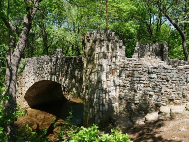 Bir orman parkında bir tuğla köprü yakın