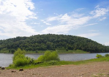 Soyguncular Mağarası Eyalet Parkı'ndaki Wallace Gölü'nde. Wilburton, Oklahoma parlak güneşli bir günde