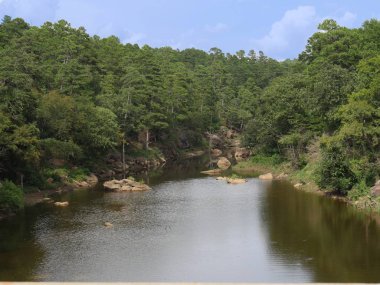 Ash Creek, Robbers Cave State Park, Wilburton, Oklahoma'daki köprüden huzurlu manzara