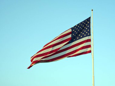 Amerikan bayrağı, açık mavi arka plan ile, sonrası rüzgarsal sallayarak