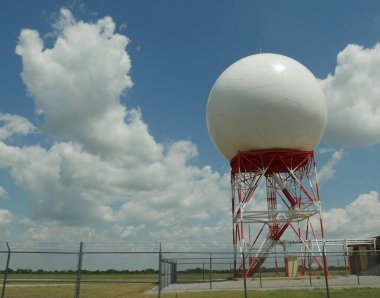 Kuzey Oklahoma küçük bir havaalanında Büyük yuvarlak Doppler radar kulesi