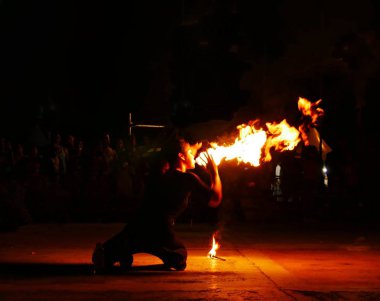 Saipan, Cnmi -- Aralık 2016'da Garapan, Saipan'daki haftalık düzenli sokak pazarlarından birinde bir kadın ateş yutucu izleyiciyi etkiliyor.