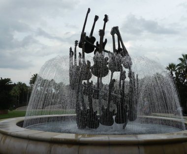 Orlando, Florida-- Eylül 2015'te çekilen Orlando, Florida'daki Hard Rock Hotel'in dışındaki gitarlardan su fıskiyesinden duş.