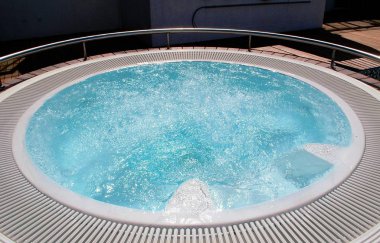 Bir spa yuvarlak açık jakuzi