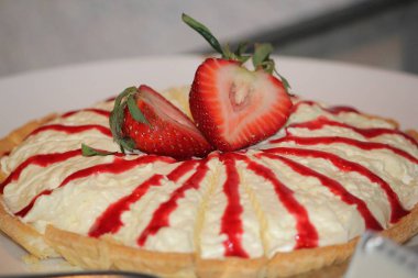 Çilekli pastanın üstüne taze çilek dilimleri