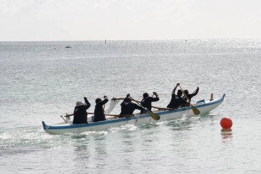 Tinian, Cnmi -- Canoers Şubat 2016'da Tinian, Kuzey Mariana Adaları'nda her yıl düzenlenen Pika Festivali'nde kano yarışı kazanmak için takım çalışmasında kürek çekiyor.