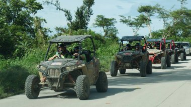 Saipan, Cnmi -- Turistler Eylül 2016'da tüm arazi araçlarında veya Avs'da Saipans ormanlarını keşfetmek için yola çıkıyorlar.