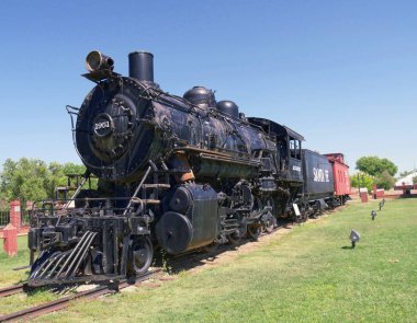 Pauls Valley, Oklahoma-- Santa Fe Demiryolu Lokomotif No. 1951 treninin ön tarafı, Pauls Valley, Oklahoma'daki tren istasyonunda sergilenen, Eylül 2015'te çekilen fotoğraf. 