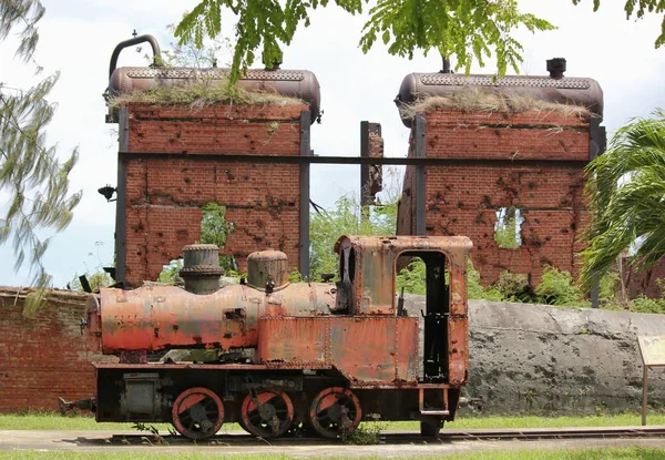 ソンソン村の道端でサトウキビをサトウキビで輸送していた古い列車の遺跡 — ストック写真