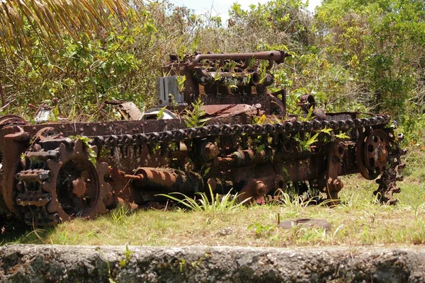 北マリアナ諸島ロタの茂みの中の第11次世界大戦タンカーの錆びた遺跡 — ストック写真